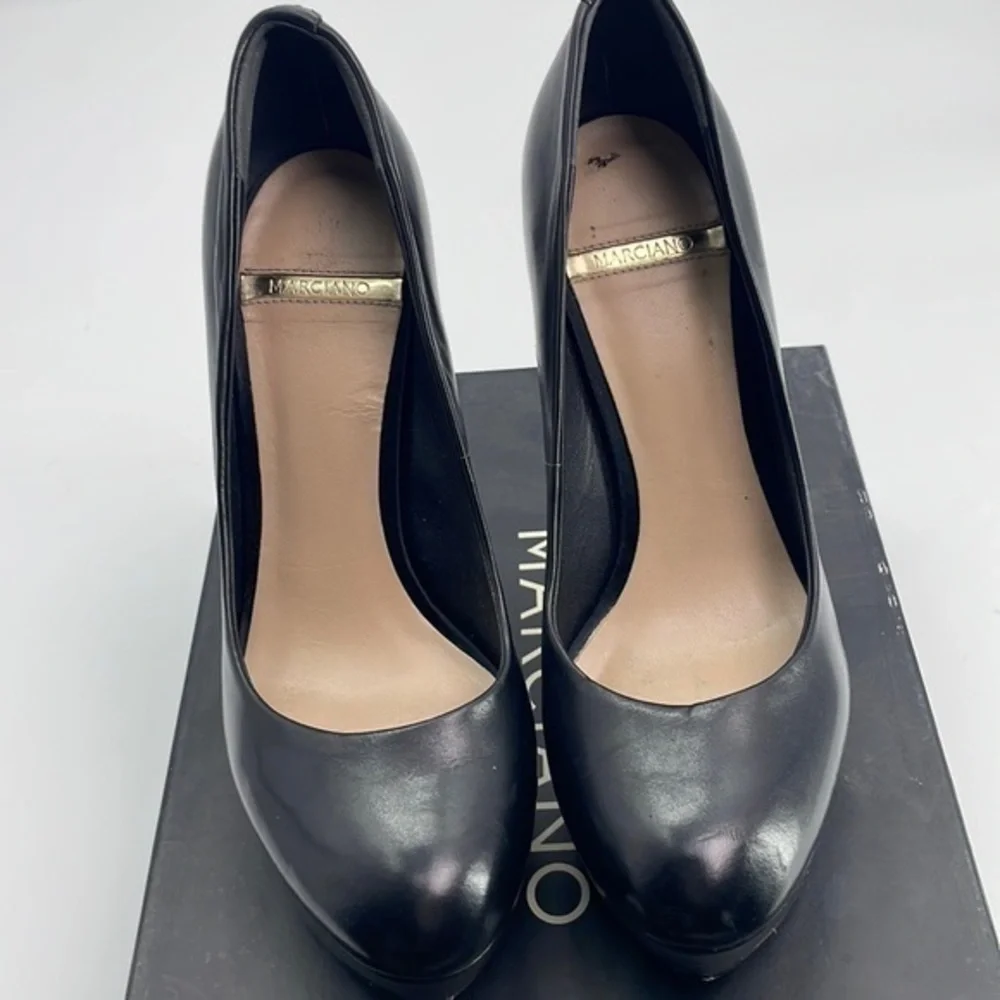 UEC Marciano black leather platform rounded toe pumps size 7